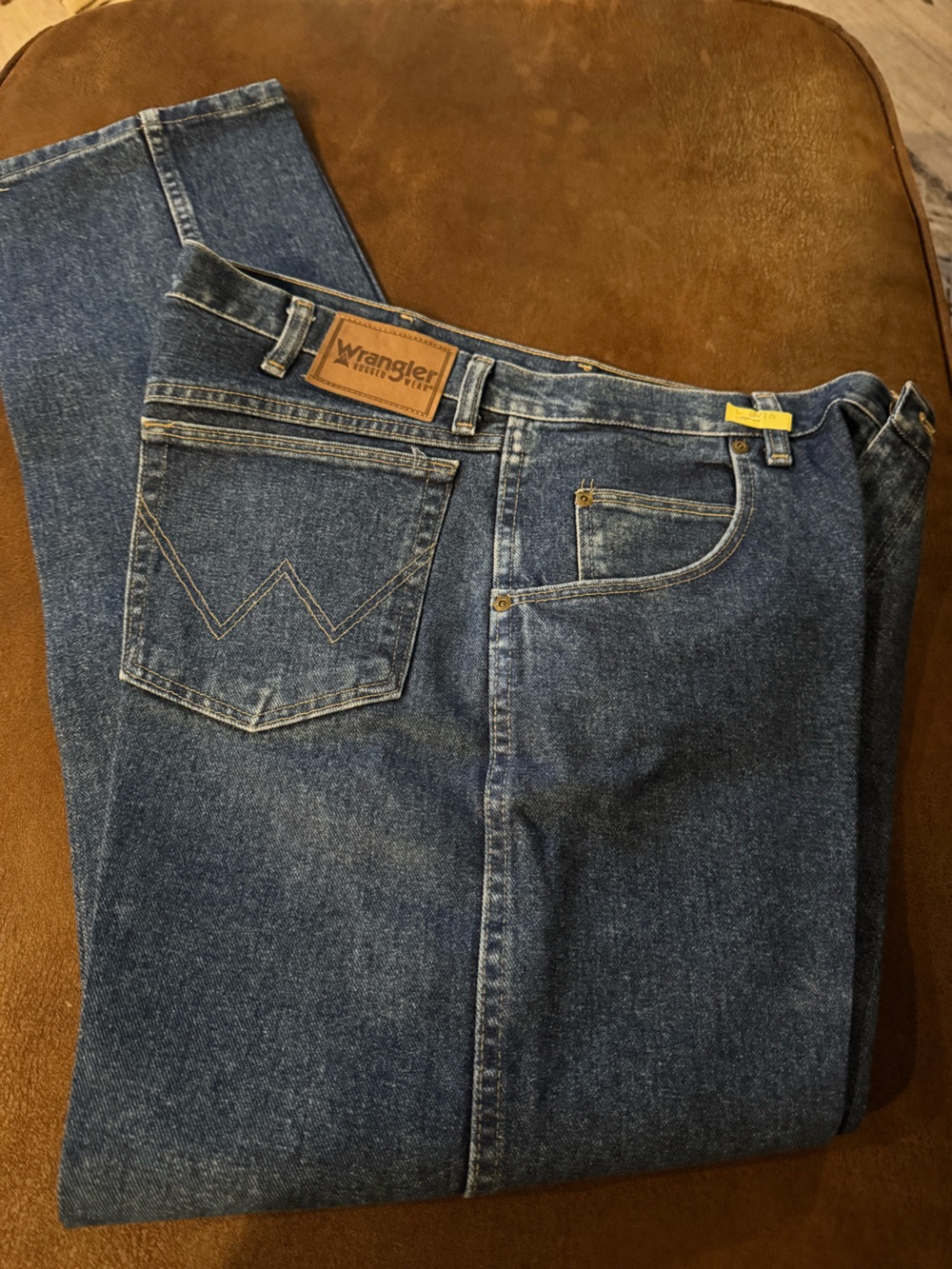 Men’s Wrangler Rugged Wear Medium Blue Straight Leg Jeans Sz 36 x 32 Like New!